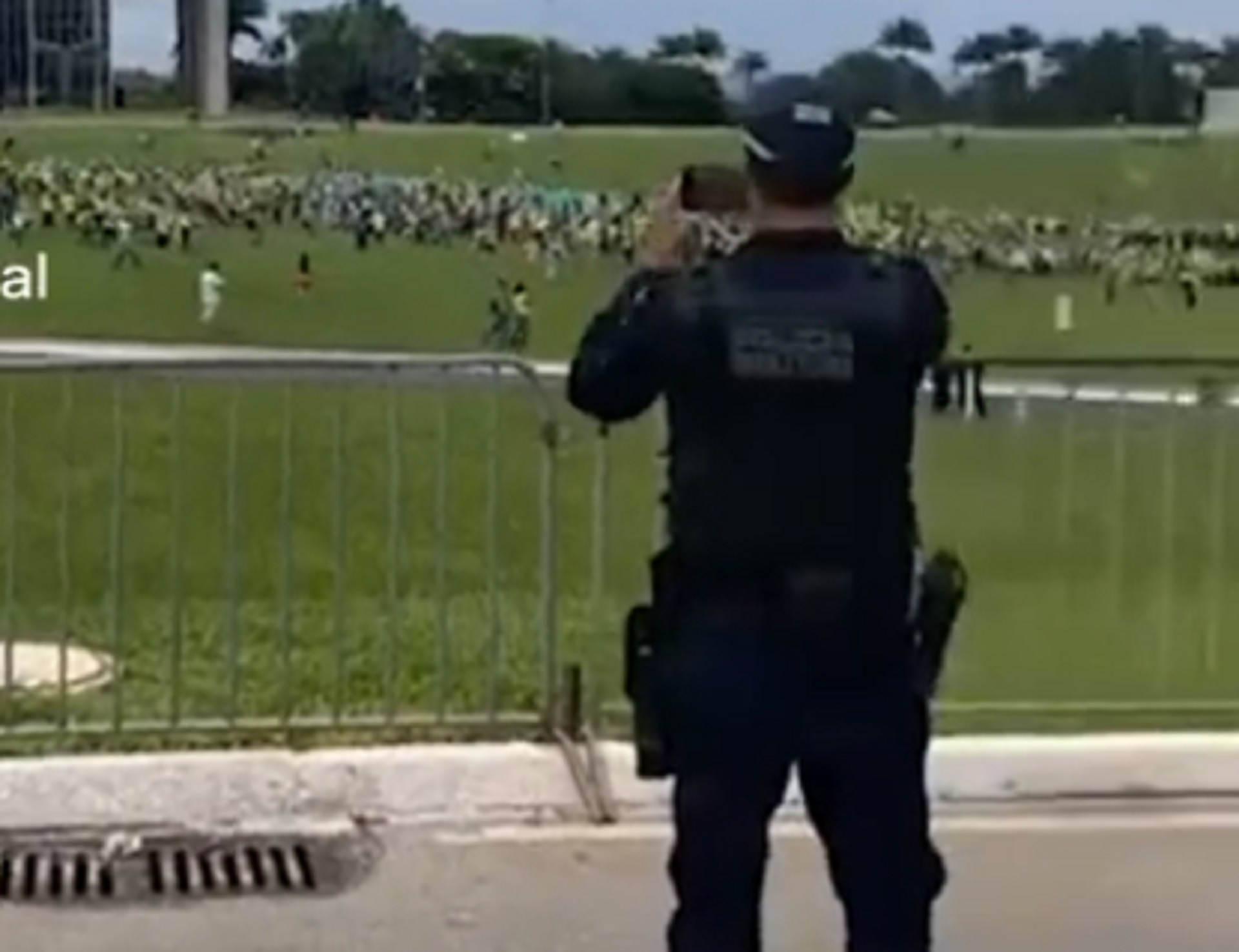 brasilia,-mentre-i-bolsonaristi-assaltano-i-palazzi-la-polizia-si-gode-lo-spettacolo-filmando-con-i-telefonini-–-il-video