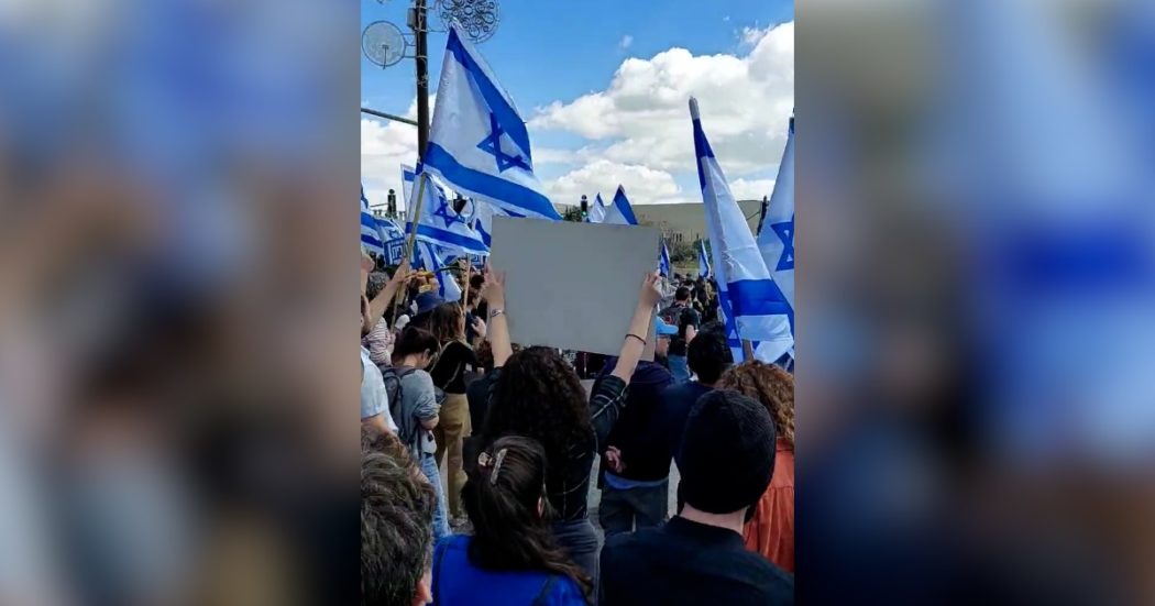 israele,-netanyahu-in-partenza-per-roma:-manifestanti-bloccano-l'autostrada-verso-l'aeroporto-di-tel-aviv.-tensione-con-la-polizia-–-il-fatto-quotidiano