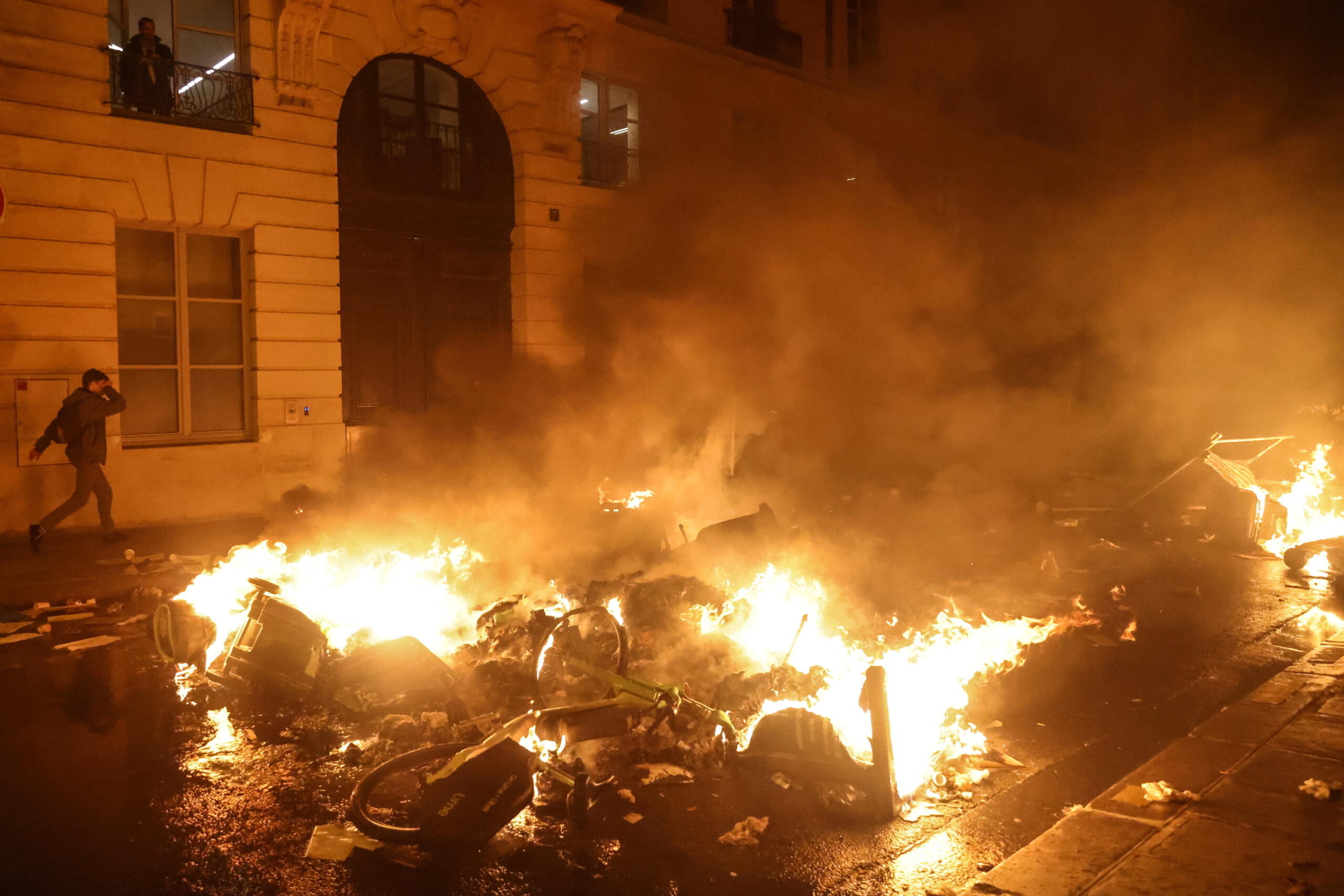 francia-ancora-in-fiamme,-nuova-giornata-di-proteste-per-la-riforma-delle-pensioni.-barricate,-scontri-e-cassonetti-bruciati-–-i-video