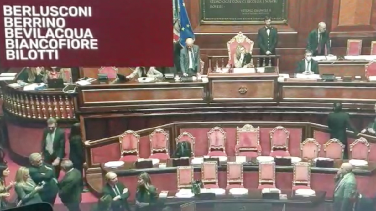 «berlusconi-assente»:-l'applauso-del-senato-alla-chiama-del-leader-di-forza-italia-ricoverato-in-terapia-intensiva-–-il-video