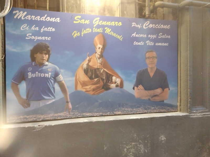 napoli,-tra-maradona-e-san-gennaro-guarda-chi-spunta