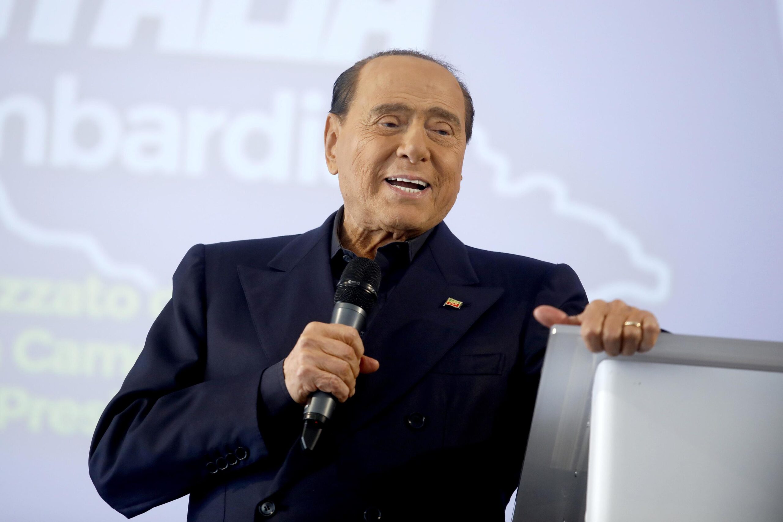 berlusconi-freme-dal-letto-di-ospedale,-la-chiamata-ai-dirigenti-di-forza-italia:-«non-vedo-l'ora-di-tornare-in-campo»